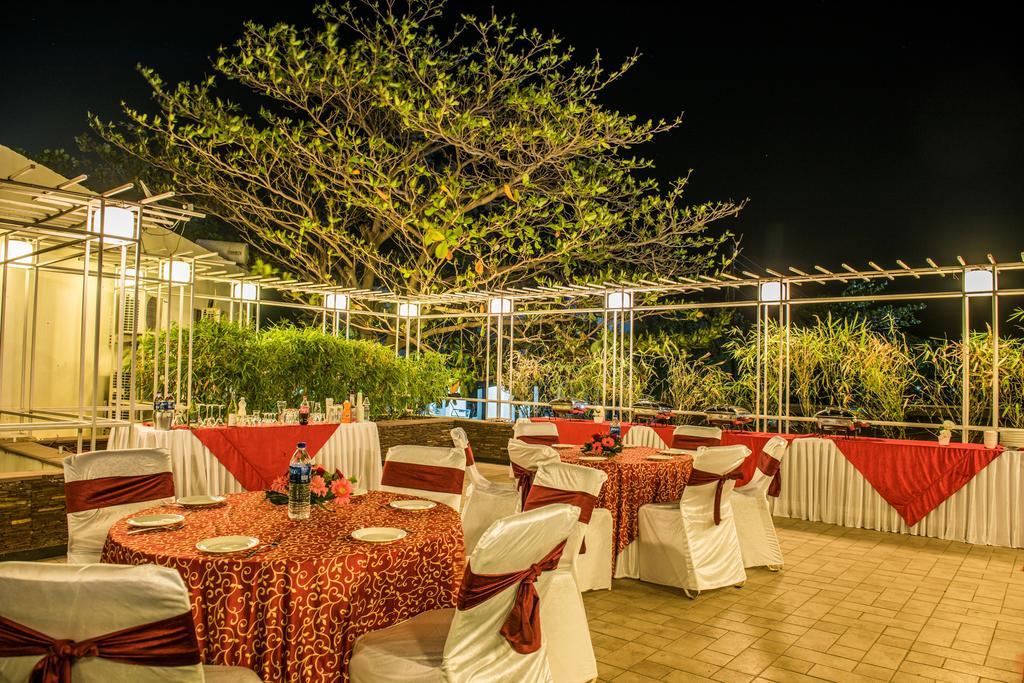 The Red Maple Mashal Indore Exteriör bild